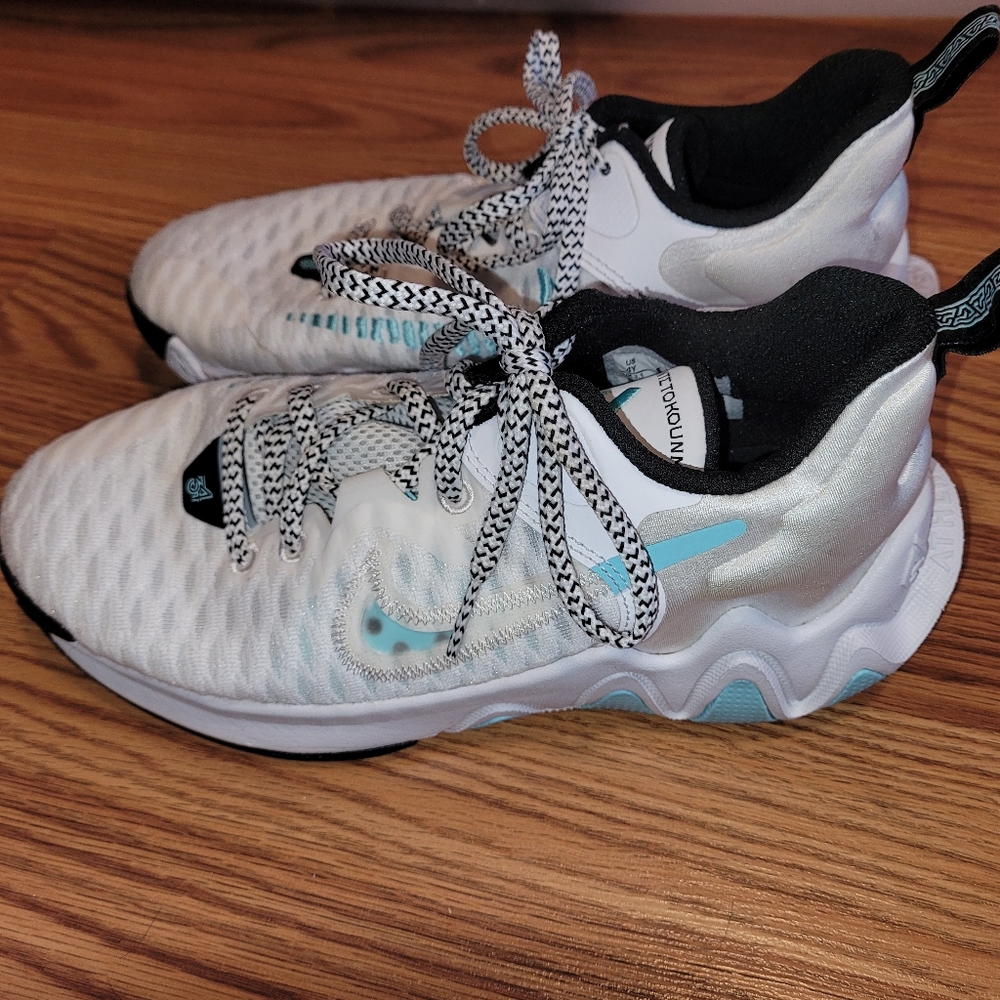 Girl's Nike Basketball shoes size 4Y